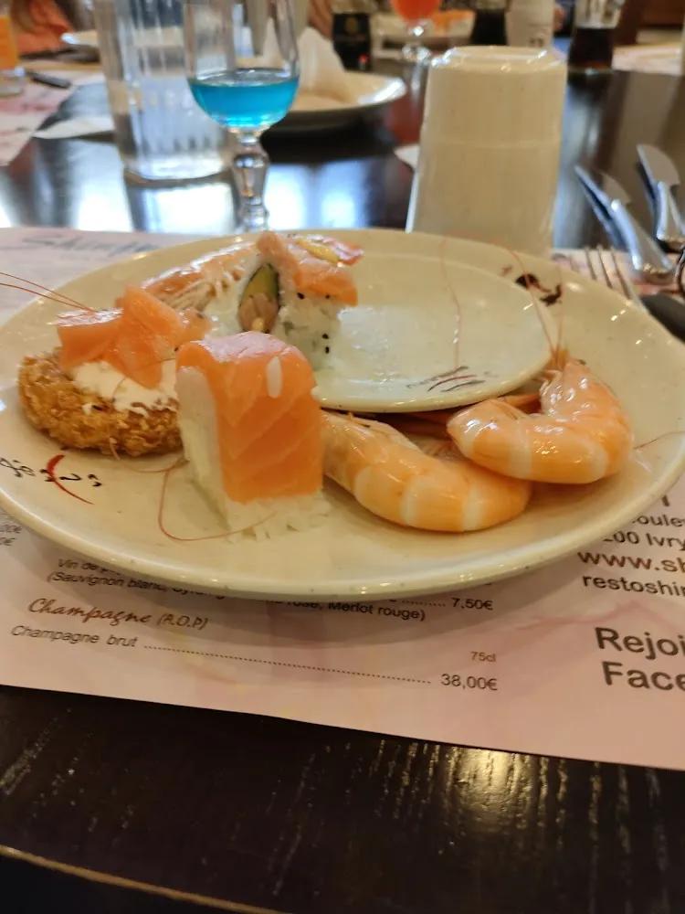 Crevette Et Un Saumon Sur Un Rond Croustillant